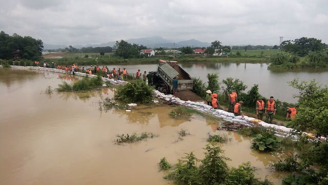 Hà Nội triển khai công tác hộ đê ứng phó với mưa lũ