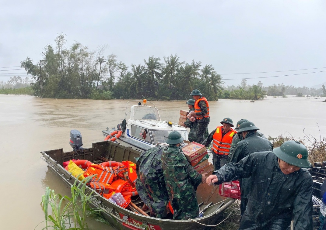Cộng đồng quốc tế hỗ trợ Việt Nam khắc phục hậu quả thiên tai