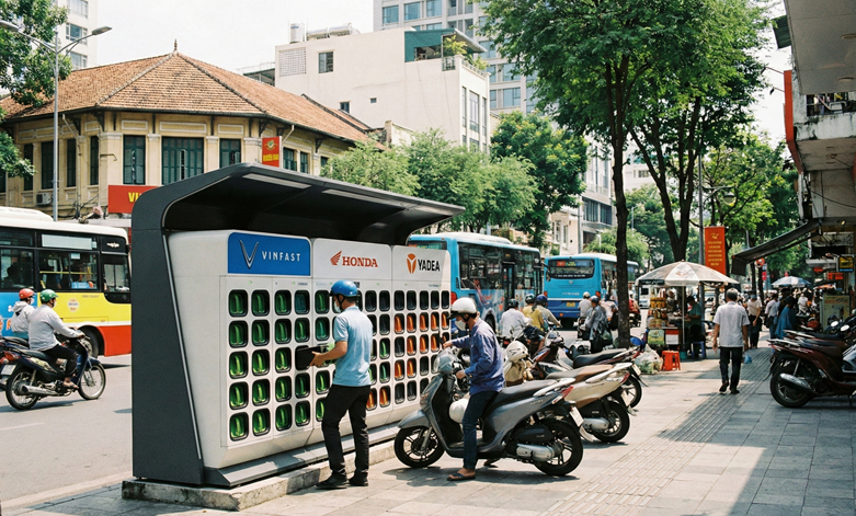 Thành phố Hồ Chí Minh cho phép lắp đặt tủ đổi pin xe điện trên vỉa hè