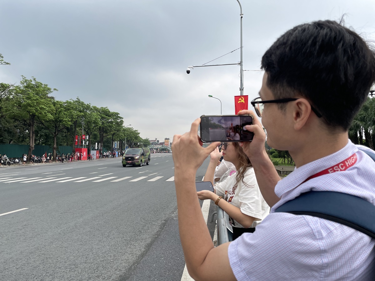 [A80] Người dân háo hức chiêm ngưỡng xe khí tài di chuyển về Quảng trường Ba Đình