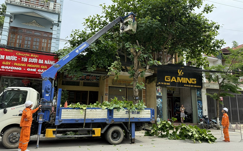 Điện lực Yên Bái đảm bảo vận hành lưới điện an toàn mùa mưa bão