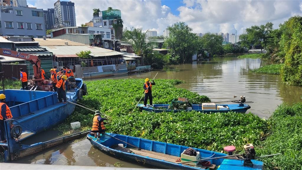 TP. HCM tăng cường thu gom rác thải tại 21 tuyến kênh, rạch