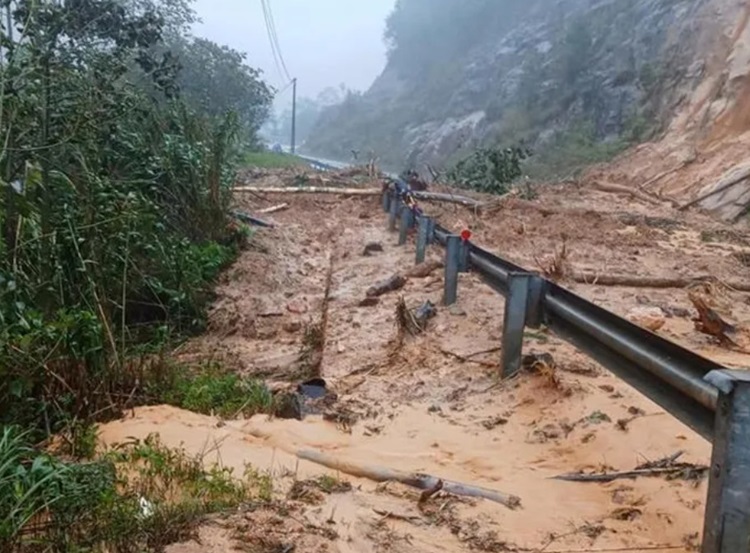 Khánh Vĩnh (Khánh Hoà): Sạt lở nghiêm trọng, hơn 1.000m3 đất đá tràn xuống đường