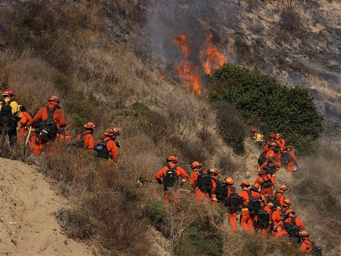 Cháy rừng khiến hàng chục nghìn người dân California phải sơ tán