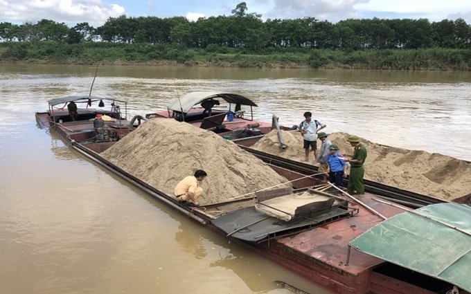 Quảng Bình: Bắt giữ thuyền vận chuyển cát trái phép trên sông Kiến Giang