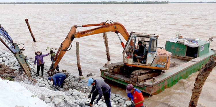 Cầu Kè (Trà Vinh): Đầu tư hơn 500 triệu đồng gia cố các điểm sạt lở