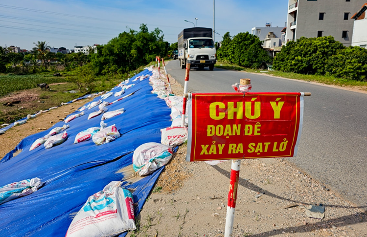 Hà Nội: Đê Yên Nghĩa sụt lún, tạm cấm các phương tiện lưu thông