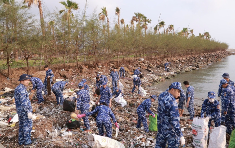 Kiên Giang: Cảnh sát biển 4 ra quân vệ sinh môi trường biển