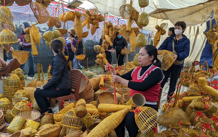 Độc đáo phiên chợ Viềng “mua may bán rủi”