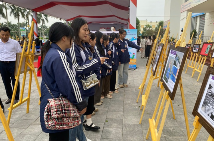 Thanh Hóa: Khai mạc Triển lãm tranh ảnh, tư liệu tuyên truyền phòng, chống rác thải nhựa